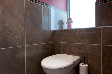 Imagen de cuarto de baño minimalista con baldosas y/o azulejos marrones, baldosas y/o azulejos de cerámica, paredes rojas y suelo de baldosas de cerámica