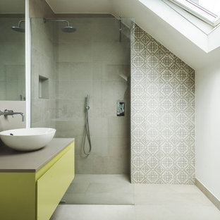 Diseño de cuarto de baño principal, actual, de tamaño medio, con armarios con paneles lisos, puertas de armario amarillas, ducha abierta, baldosas y/o azulejos grises, paredes grises, suelo de baldosas de porcelana, lavabo tipo consola, encimera de cuarcita, suelo gris, ducha abierta y encimeras grises