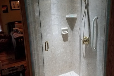 Réalisation d'une salle de bain avec une douche d'angle.