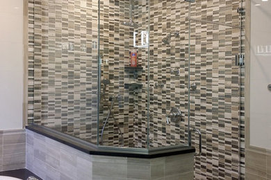 ニューヨークにあるモダンスタイルのおしゃれな浴室 (コーナー設置型シャワー、茶色いタイル、ベージュの壁) の写真