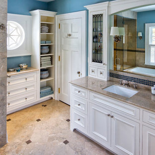 Idee per una grande stanza da bagno padronale chic con top in marmo, pavimento beige, top marrone, ante a filo, ante bianche, vasca da incasso, doccia ad angolo, piastrelle blu, piastrelle di vetro, pareti blu, pavimento in marmo, lavabo sottopiano e porta doccia a battente
