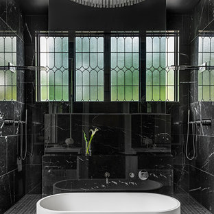 Imagen de cuarto de baño principal, mediterráneo, con bañera exenta, ducha doble, baldosas y/o azulejos negros, paredes negras y suelo negro