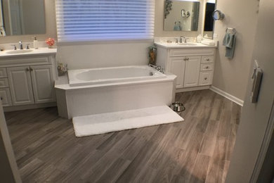 シカゴにあるおしゃれな浴室 (ベージュの壁、無垢フローリング、白い洗面カウンター) の写真