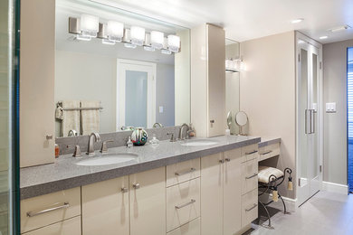 Exempel på ett mycket stort modernt grå grått badrum, med släta luckor, beige skåp, beige väggar, klinkergolv i keramik, ett undermonterad handfat, bänkskiva i terrazo och grått golv