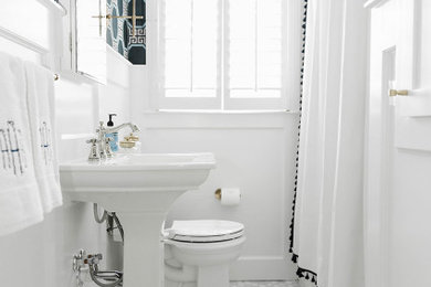 Bild på ett vintage badrum med dusch, med ett badkar i en alkov, en dusch/badkar-kombination, flerfärgade väggar, mosaikgolv, ett piedestal handfat, vitt golv och dusch med duschdraperi