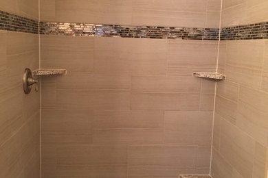 Diseño de cuarto de baño clásico renovado de tamaño medio con ducha empotrada, baldosas y/o azulejos beige, baldosas y/o azulejos marrones, losas de piedra, bañera empotrada, sanitario de dos piezas, paredes beige, suelo de baldosas de porcelana y aseo y ducha