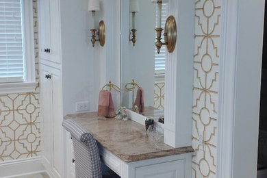 Foto de cuarto de baño tradicional con armarios con rebordes decorativos, puertas de armario blancas y encimera de granito