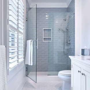Esempio di una stanza da bagno per bambini chic di medie dimensioni con ante con riquadro incassato, ante bianche, doccia alcova, WC a due pezzi, piastrelle blu, piastrelle in ceramica, pareti bianche, pavimento in marmo, lavabo sottopiano, top in marmo, pavimento bianco e porta doccia a battente