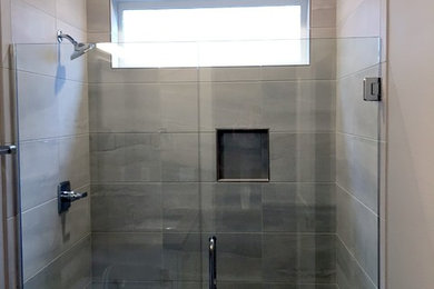 Foto de cuarto de baño infantil con ducha empotrada, baldosas y/o azulejos grises, baldosas y/o azulejos de porcelana y ducha con puerta con bisagras