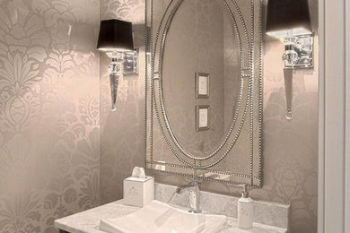 Immagine di una piccola stanza da bagno chic con ante con riquadro incassato, ante marroni, parquet scuro, lavabo a bacinella e top in quarzite