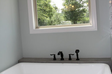 Modelo de cuarto de baño tradicional con bañera exenta