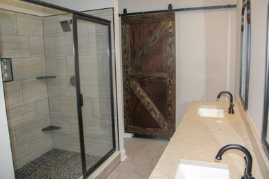 Foto de cuarto de baño principal clásico con ducha esquinera, baldosas y/o azulejos beige y ducha con puerta con bisagras