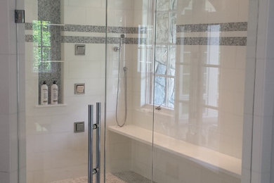 Foto de cuarto de baño principal contemporáneo grande con ducha esquinera, baldosas y/o azulejos blancos, paredes blancas, suelo blanco y ducha con puerta con bisagras