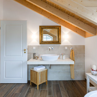 Mittelgroßes Maritimes Badezimmer mit weißer Wandfarbe, Aufsatzwaschbecken, braunem Boden, offenen Schränken, weißen Schränken, beigefarbenen Fliesen, Zementfliesen und dunklem Holzboden in Köln