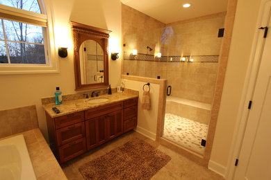 Пример оригинального дизайна: большая главная ванная комната в стиле кантри с фасадами в стиле шейкер, фасадами цвета дерева среднего тона, накладной ванной, душем в нише, раздельным унитазом, бежевой плиткой, керамической плиткой, бежевыми стенами, полом из керамической плитки, врезной раковиной, столешницей из гранита, бежевым полом, душем с распашными дверями и бежевой столешницей