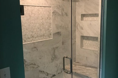 На фото: ванная комната среднего размера в классическом стиле с душем в нише, белой плиткой, мраморной плиткой, синими стенами, полом из керамогранита, душевой кабиной, белым полом и душем с распашными дверями
