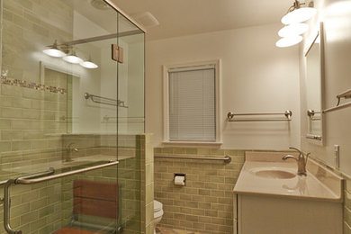 Foto de cuarto de baño pequeño con lavabo bajoencimera, ducha a ras de suelo y sanitario de dos piezas