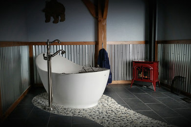 На фото: большая главная ванная комната в стиле рустика с отдельно стоящей ванной, бежевой плиткой, серой плиткой, галечной плиткой, серыми стенами, полом из галечной плитки и серым полом