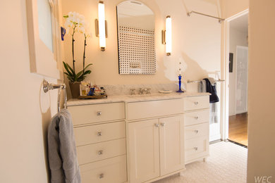 サンタバーバラにあるミッドセンチュリースタイルのおしゃれな浴室の写真