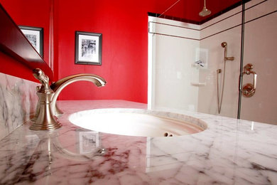 Ejemplo de cuarto de baño infantil moderno con lavabo bajoencimera, encimera de mármol, combinación de ducha y bañera, baldosas y/o azulejos blancos, baldosas y/o azulejos de cerámica y paredes rojas