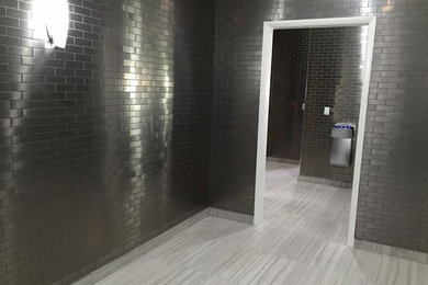 マイアミにある高級な広いトランジショナルスタイルのおしゃれな浴室 (グレーの壁、磁器タイルの床) の写真