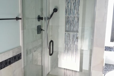Foto de cuarto de baño minimalista grande con ducha empotrada, paredes azules y aseo y ducha
