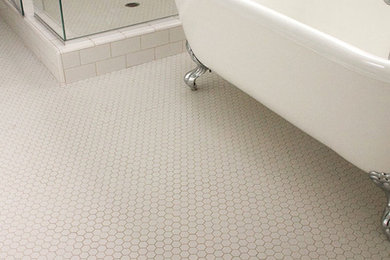 サンフランシスコにあるコンテンポラリースタイルのおしゃれな浴室 (家具調キャビネット、白いキャビネット、置き型浴槽、コーナー設置型シャワー、黒いタイル、白いタイル、セラミックタイル、大理石の床、大理石の洗面台) の写真