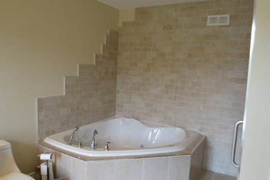 Bild på ett vintage en-suite badrum, med ett platsbyggt badkar, en hörndusch, en toalettstol med separat cisternkåpa, keramikplattor, flerfärgade väggar och klinkergolv i keramik