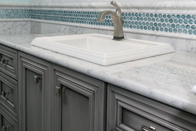 Idéer för ett mellanstort modernt grå badrum med dusch, med luckor med infälld panel, grå skåp, flerfärgade väggar, ett nedsänkt handfat, marmorbänkskiva, blå kakel och glaskakel