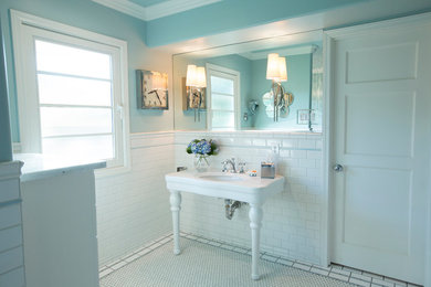 Cette photo montre une salle de bain chic avec un carrelage blanc et un mur bleu.