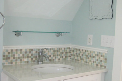プロビデンスにあるビーチスタイルのおしゃれな浴室の写真