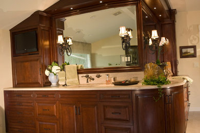 Idéer för mycket stora vintage beige en-suite badrum, med luckor med upphöjd panel, skåp i mörkt trä, beige väggar, kalkstensgolv, ett undermonterad handfat, granitbänkskiva och beiget golv
