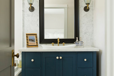 Immagine di una stanza da bagno stile marino con lavabo da incasso, ante blu, piastrelle bianche, pareti bianche e ante lisce