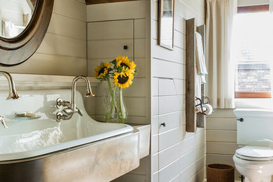 Imagen de cuarto de baño de estilo de casa de campo de tamaño medio con lavabo de seno grande y suelo de ladrillo