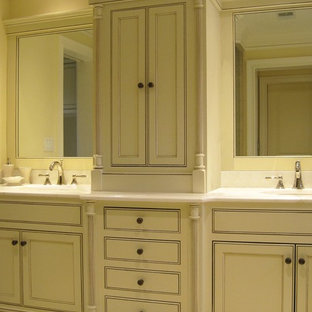 Idee per una grande stanza da bagno padronale tradizionale con ante con riquadro incassato, ante beige, pavimento in pietra calcarea, lavabo sottopiano, top in granito e pavimento beige