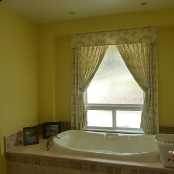 nice way to frame a window over the bathtub