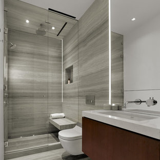 Modern inredning av ett litet en-suite badrum, med släta luckor, skåp i mörkt trä, en öppen dusch, en vägghängd toalettstol, beige kakel, stenhäll, beige väggar, kalkstensgolv, ett undermonterad handfat och bänkskiva i kvarts