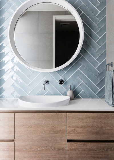 Coastal Bathroom by Menzie Designer Homes Pty Ltd