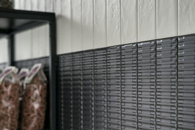 Idée de décoration pour une salle de bain méditerranéenne avec un carrelage beige, des carreaux de porcelaine, un mur noir, un sol en carrelage de porcelaine et un sol noir.