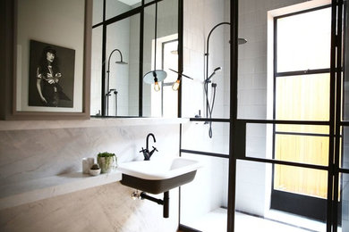 Источник вдохновения для домашнего уюта: главная ванная комната в современном стиле с двойным душем, серой плиткой, серыми стенами, светлым паркетным полом, подвесной раковиной и мраморной столешницей