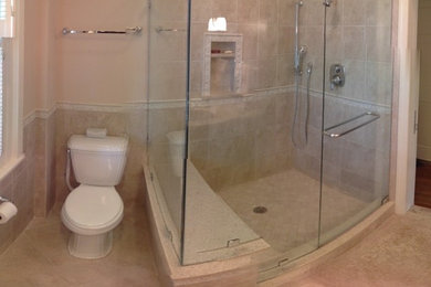 Ejemplo de cuarto de baño clásico renovado de tamaño medio con ducha empotrada, sanitario de dos piezas, paredes blancas y suelo de baldosas de cerámica