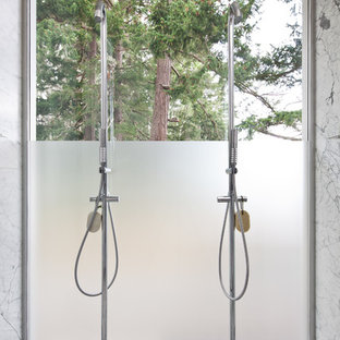 Idee per una stanza da bagno moderna con doccia doppia, piastrelle bianche e pavimento in marmo