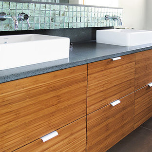 Foto di una stanza da bagno padronale design di medie dimensioni con ante lisce, ante marroni, piastrelle verdi, piastrelle di vetro, pareti bianche, pavimento con piastrelle in ceramica, lavabo a bacinella, top in quarzo composito e pavimento grigio