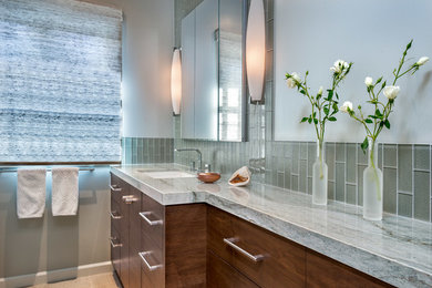 Пример оригинального дизайна: ванная комната среднего размера в современном стиле с плоскими фасадами, фасадами цвета дерева среднего тона, зеленой плиткой, стеклянной плиткой, белыми стенами, врезной раковиной, столешницей из кварцита и бежевым полом