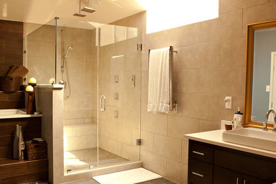 Foto de cuarto de baño principal contemporáneo grande con lavabo sobreencimera, armarios con paneles empotrados, puertas de armario de madera en tonos medios, encimera de cuarcita, ducha esquinera, baldosas y/o azulejos beige, baldosas y/o azulejos de cerámica y paredes beige