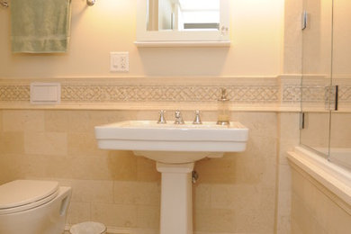 Modelo de cuarto de baño tradicional con lavabo con pedestal, bañera empotrada, ducha empotrada y sanitario de pared