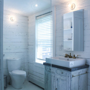 Esempio di una stanza da bagno country con lavabo a bacinella, ante in stile shaker, ante con finitura invecchiata, top in zinco, doccia aperta, WC a due pezzi, piastrelle verdi, piastrelle in pietra, pareti bianche e pavimento in legno verniciato