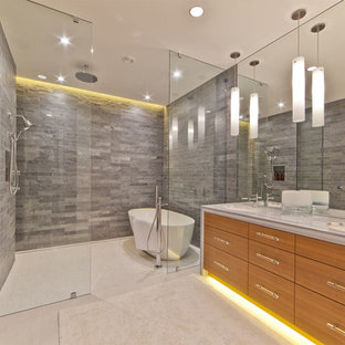Foto di una stanza da bagno stile rurale con vasca freestanding e piastrelle in pietra