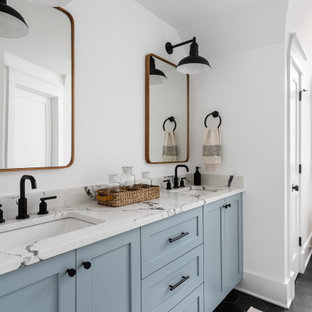 Idee per una grande stanza da bagno per bambini country con ante blu, piastrelle bianche, piastrelle in gres porcellanato, pareti bianche, pavimento in ardesia, lavabo sottopiano, top in quarzo composito, pavimento nero, top bianco, due lavabi, mobile bagno incassato e ante in stile shaker