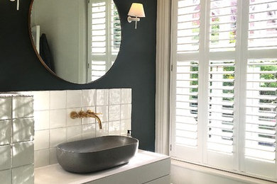 Пример оригинального дизайна: ванная комната в стиле фьюжн с открытым душем, зелеными стенами, полом из цементной плитки, зеленым полом и открытым душем